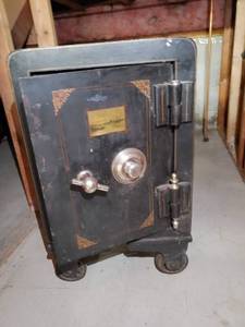 lot 214 image: Old Safe