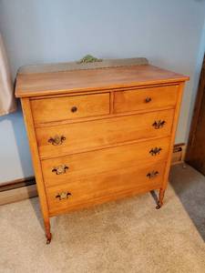 lot 215 image: 5 Drawer Dresser Chest