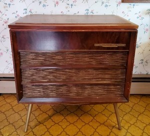 lot 1 image: RCA Victor Orthophonic High Fidelity Record Console