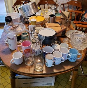 lot 99 image: Large Kitchen Lot