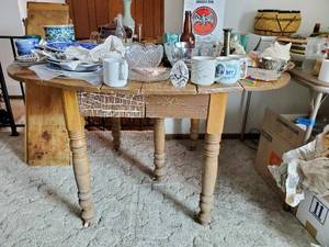 lot 105 image: Farmhouse Table