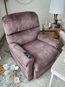 lot 107 image: Lift Chair