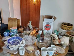 lot 82 image: Contents Of Tabletop