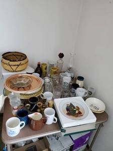 lot 81 image: Contents Of Tabletop
