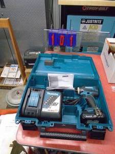 lot 101 image: Makita 18 volt Impact driver with battery & charger & case. Looks new. Tested & works. As shown.