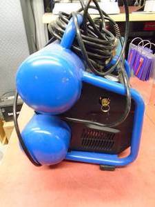 lot 107 image: Kobalt twin tank air compressor. Approx 4 gallons. Appears like new. Will not build pressure. As shown.