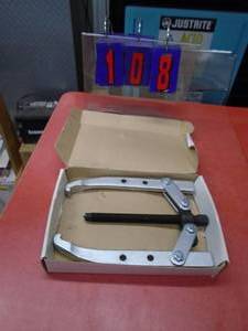 lot 108 image: T & E 7 ton 2 jaw puller. New condition. As shown.