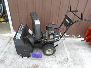 lot 121 image: Murray 8 hp 24 snow blower with electric start. Used condition. Tested & works. As shown. THIS ITEM HAS A RESERVE.