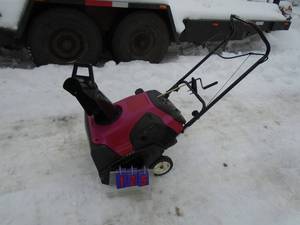 lot 125 image: Toro 5 hp snow thrower. Good used condition. Tested & works. As shown.