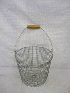 lot 28 image: Smith & Hawken Metal Egg Basket with handle