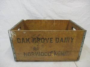 lot 19 image: Beautiful Vintage Oak Grove Dairy Minnesota Wood CrateBox
