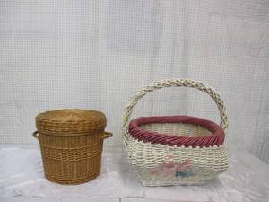 lot 46 image: Lot of 2 Wicker Baskets