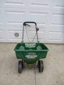lot 64 image: Scotts Deluxe Broadcast Spreader Seeder