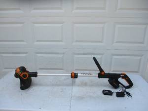 lot 72 image: Landscaping Yard Tool. Worx Weed Whip 40V with battery and charger.