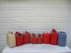 lot 78 image: Lot of red Gas jugs and 2 water jugs