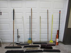 lot 92 image: Lot of Brooms, brushes and replacement heads
