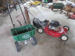 lot 4 image: Lawn Chief rotary lawnmower with ba...