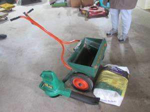 lot 5 image: Scotts metal spreader with 40 lb ba...