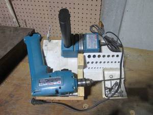 lot 22 image: Makita cordless drill with battery ...