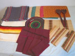 lot 37 image: Lot of placemats and wood serving u...