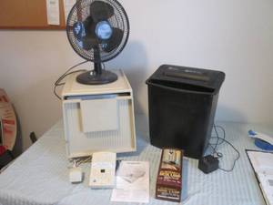 lot 46 image: Plastic file box, fan, shredder vin...