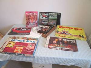 lot 61 image: Vintage games, Miss Piggy calendar ...