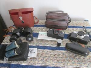 lot 72 image: Vintage cameras and binoculars...