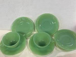 lot 19 image: Set of 5 Vintage Fire King Plates & 2 Coffee Cups