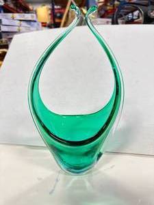 lot 22 image: Vintage Chalet Art Glass 11 Inches