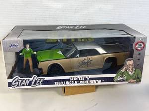 lot 56 image: Jada Stan Lee 1963 Lincoln Continental