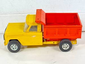 lot 58 image: Vintage Structo Kom-Pak Truck 9 Inches Long