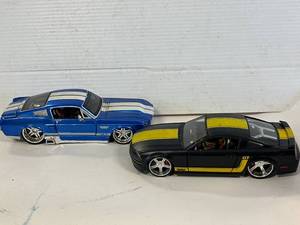 lot 60 image: Maisto 1967 & 2006 Mustangs 124