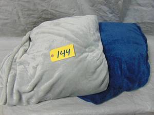 2 Pack members mark king blanket