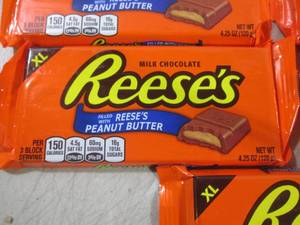 (B-3) 11 XL Reeses Peanut Butter Ca...