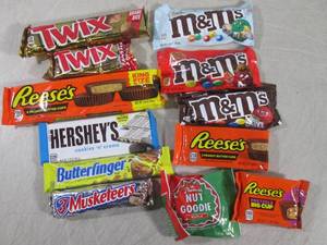 (B-1) 12 Assorted Candy Bars M&M s...
