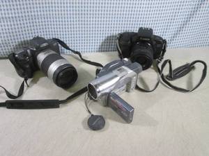 (D-2) 2 Cameras Canon Minolta and V...