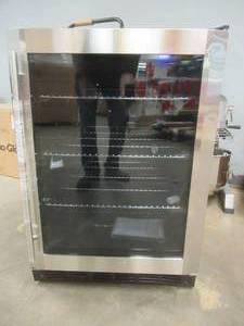 Magic Chef Beverage 23.4 in. 154 (12 oz.) Can Beverage Cooler, Stainless Steel (FEW DENTS ON THE OUTER SHELL, HANDLE IS BENT IN, STILL USEABLE)