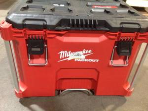Milwaukee PACKOUT 22 in. Rolling Tool Box, Customer return, Review all pictures