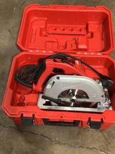 lot 33 image: Milwaukee 15 Amp 7-14 in. Tilt-Lok Circular Saw with Hard Case, Customer return, Review all pictures