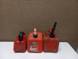 lot 8 image: 3 GAS CANS