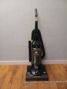 lot 20 image: DIRT DEVIL VISION VACUUM CLEANER