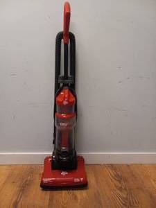 lot 21 image: DIRT DEVIL EASY LITE  VACUUM CLEANER