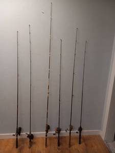 lot 32 image: 6 FISHING POLES