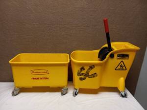 lot 51 image: RUBBERMAID CLEANING PRODUCTS
