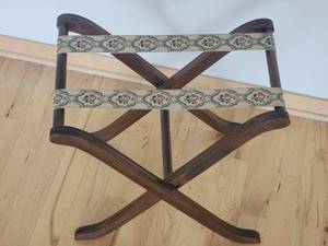 lot 110 image: Vintage Luggage Stand