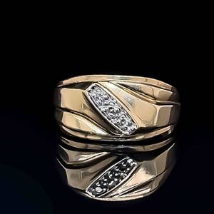 Mens Diamond Three-Stone Scalloped Square Top Ring in Brightly Polished Yellow Gold Contemporary