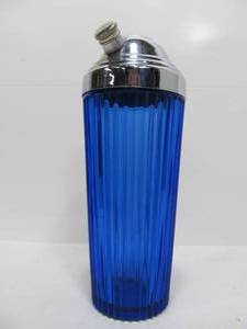 lot 18 image: Vintage Art Deco 1930s era Cobalt Blue Ribbed Glass Cocktail Shaker