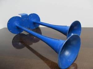 lot 58 image: Old Vintage Double Automobile Horn