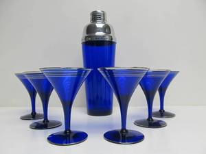 lot 60 image: 1930s Cobalt Blue & Chrome Stripe Art Deco Cocktail Shaker wGlasses
