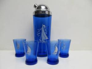 lot 63 image: 1930s Cobalt Blue HAZEL ATLAS Art Deco Sailboat Cocktail Shaker wGlasses